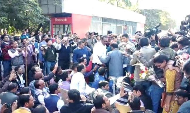 मप्र : नियुक्ति के लिए सड़कों पर उतरे प्रोफेसर, मांगे पूरी ना होने पर सरकार को दी चेतावनी