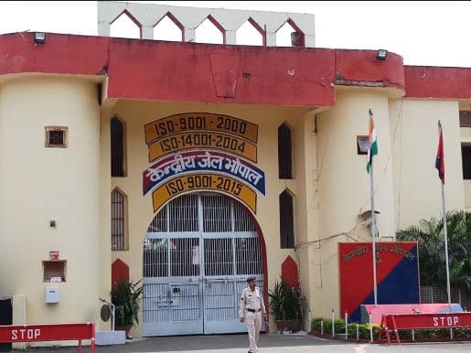 बदनामी के डर से जेल प्रशासन ने दबा दिया खूनी संघर्ष!, हमलावर कैदी का किया ट्रांसफर