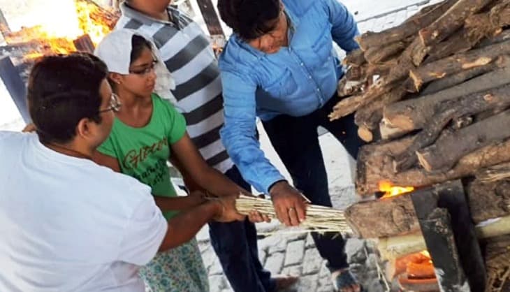 फादर्स डे पर चर्चा का विषय बनी यह 12 वर्षीय बेटी, पिता को दी मुखाग्नि फिर कहा आई लव यू पापा