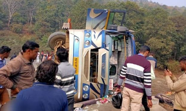 अनियंत्रित होकर पलटी यात्री बस, एक दर्जन से अधिक घायल