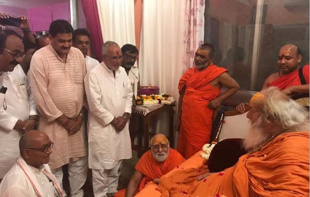दिग्विजय के समर्थन मे उतरे शंकराचार्य, बोले-BJP को नही मिला रहा कोई उम्मीदवार