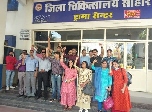 सिविल सर्जन के खिलाफ कांग्रेस कार्यकर्ताओं ने की शिकायत, विरोध में डॉक्टरों की नारेबाजी