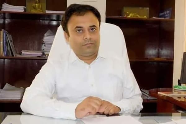 कलेक्टर बोले- मेरी सैलरी रोको, पहले पटवारियों को वेतन दो