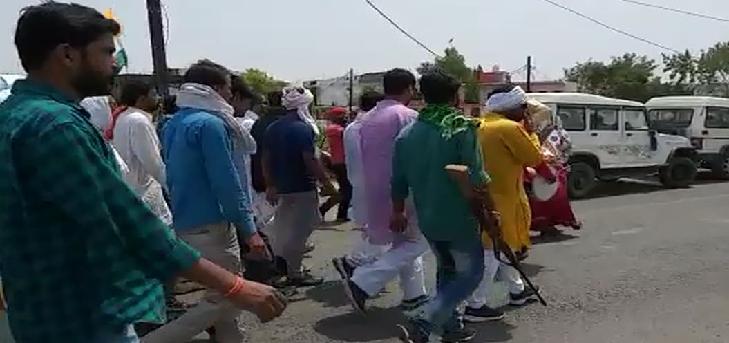 कांग्रेस प्रत्याशी की नामांकन रैली में सरेआम लहराए गए हथियार, मूकदर्शक बने रहे अधिकारी