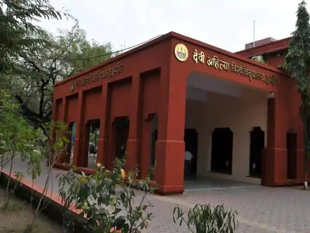 सूर्य नमस्कार के लिए नही पहुंचे छात्र, नाराज विभागध्यक्ष ने किया सस्पेंड