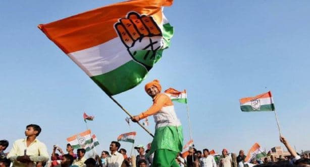 खुशी में झूमते कांग्रेस विधायक का टॉवल डांस, वायरल हुआ वीडियो