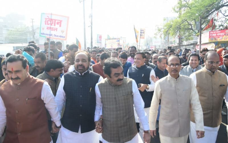 नागरिकता संशोधन कानून लागू कराने सड़क पर उतरी भाजपा, राज्यपाल को सौंपा ज्ञापन