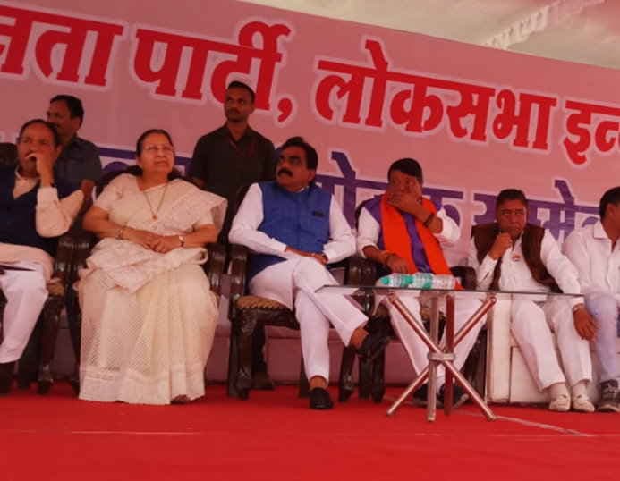 भाजपा के बूथ-पालक संयोजक टोली सम्मेलन में खाली रही कुर्सियां