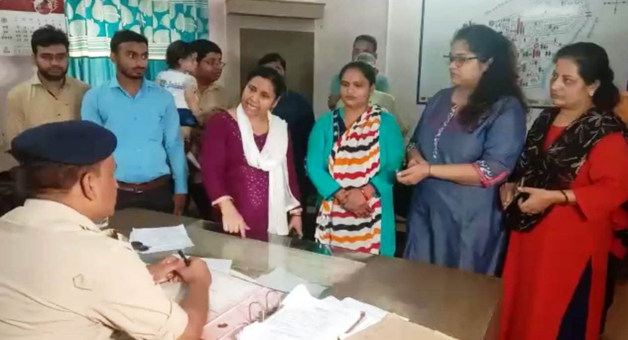 शिकायत के बाद निगम ने कुत्तों को पकड़ा, फिर कॉलोनी में छोड़ा, पुलिस में की शिकायत