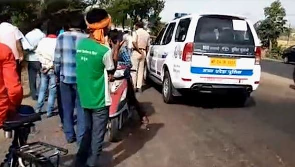 मवेशी को बचाने के चक्कर में हादसे का शिकार हुई कार, प्रोफेसर की मौत, 4 घायल
