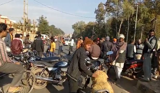 खाद की किल्लत से बढ़ा आक्रोश, किसानों ने किया चक्काजाम