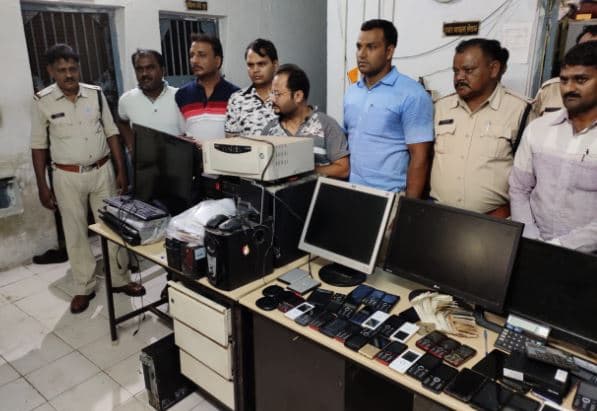 यहां पकड़ाया हाईटेक सट्टा, एप से लगा रहे थे भाव, 37 मोबाइल, लैपटॉप और करोड़ों का हिसाब मिला