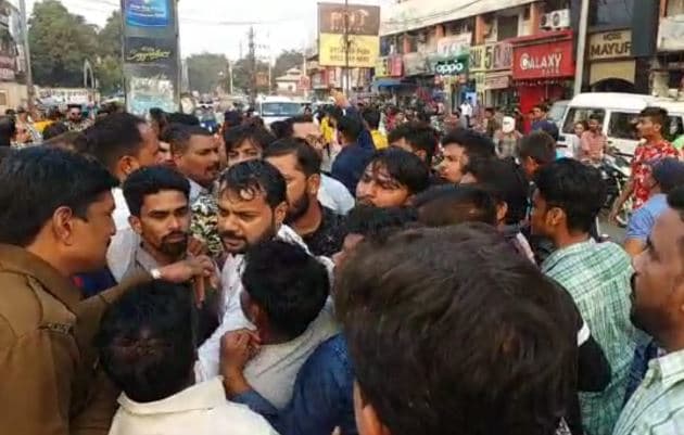 युवक कांग्रेस और पुलिस के बीच झड़प, कई कार्यकर्ता हुए घायल