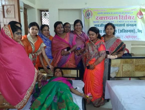 रक्तदान कर मनाई भगवान महावीर जयंती, दो युवाओं ने सपत्नीक किया रक्तदान