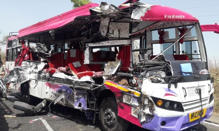 ट्रक की टक्कर से बस के उड़े परखच्चे, दर्दनाक हादसे में 4 की मौत, एक दर्जन से अधिक घायल