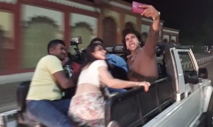 आधी रात भोपाल की सड़कों पर खुली जिप्सी में निकले फिल्मी सितारे, देखिये वीडियो
