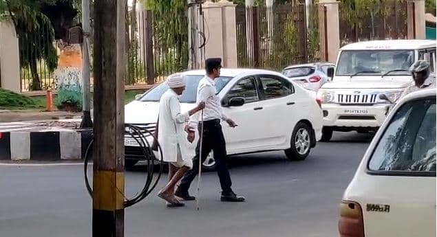 आप भी करेंगे इस जवान की तारीफ, देखिये वीडियो