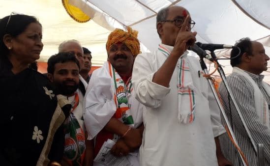 दिग्विजय के मंच पर भाजपा नेता ने थामा कांग्रेस का हाथ