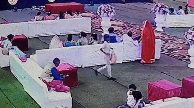 मैरिज गार्डन से रुपयों और जेवर से भरा बैग बच्चे ने चुराया, CCTV में कैद