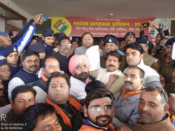 नागरिकता संशोधन कानून लागू कराने सड़क पर उतरी भाजपा, कलेक्टर को सौंपा ज्ञापन