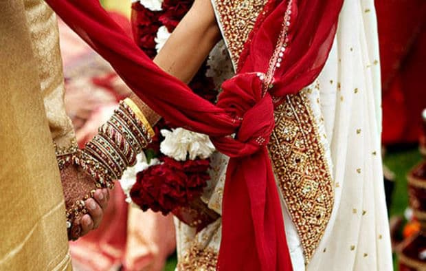 दुल्हन को कहा ‘काली’ तो पड़ोसन ने कहा ‘गोरी तो बॉयफ्रेंड संग भाग जाती है’