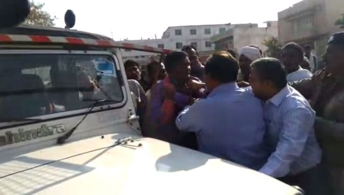 एसडीएम की दादागिरी, कारोबारी की कॉलर पकड़ दिया धक्का, देखे वीडियो
