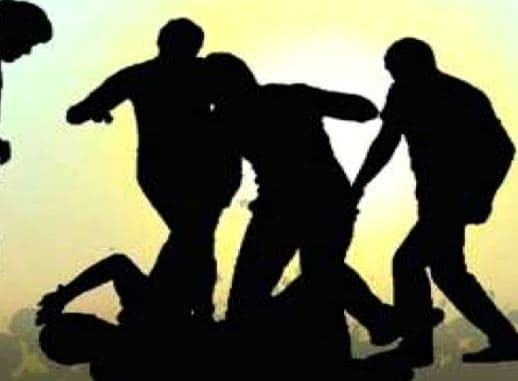 ककड़ी बनी विवाद का कारण, दो गुटों में खूनी संघर्ष, डंडे-फर्सों से एक दूसरे पर किया हमला
