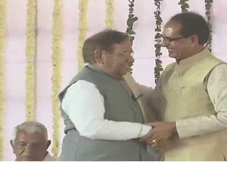 शपथ ग्रहण : कांग्रेस के मंच पर भाजपा नेताओं में दिखी दूरियां