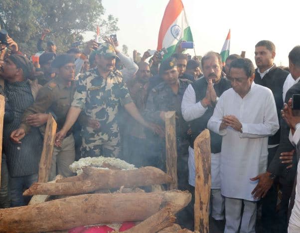 शहीद के अंतिम संस्कार में देरी से पहुंचने पर चौतरफा घिरे नाथ, भाजपा-कांग्रेस आमने सामने