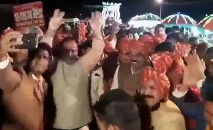 कमलनाथ के मंत्री के साथ SP को डांस करना पड़ा महंगा, हटाया, वीडियो हुआ था वायरल