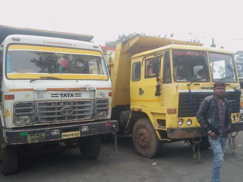 माफियाओं पर शिकंजा, रेत खनन खनन में लगे 15 वाहन पकडे