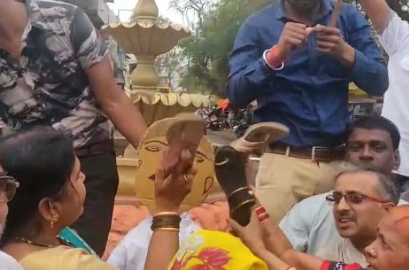 VIDEO: एमपी में आजम खान का विरोध तेज, BJP ने चप्पलों से पुतले को पीटा फिर जलाया