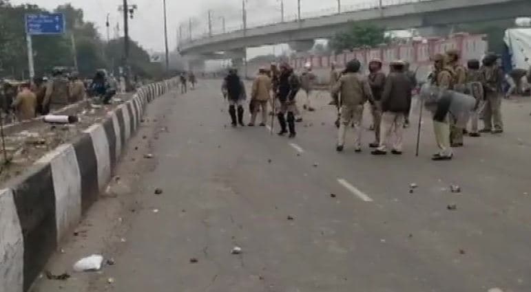 दिल्ली में फिर बवाल, सीलमपुर-जाफराबाद में हिंसक प्रदर्शन, पुलिस पर पथराव