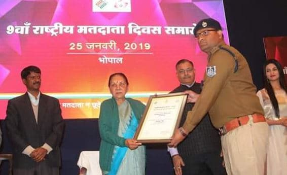 एसपी के तबादले से बढ़ा आक्रोश, चुनाव वहिष्कार का ऐलान