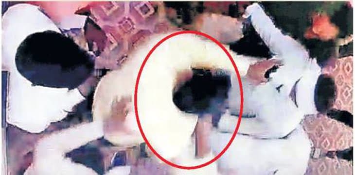 अधीक्षक पर भड़की नर्से, मारपीट, थाने पहुंचा मामला, TI बोले-छेड़छाड़ का वीडियो हो तो लाओ