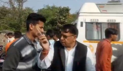 सड़क पर घायल युवक को देख रुके मंत्री, तत्काल पहुंचाया अस्पताल