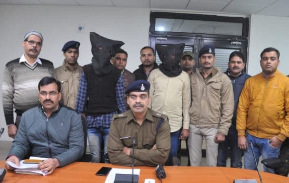 20 हजार रुपये का कुख्यात डकैत साथी सहित गिरफ्तार