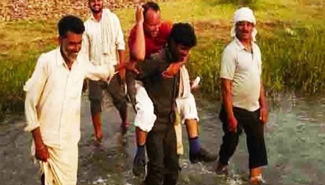किसान की पीठ पर लदकर पटवारी ने किया फसल नुकसान का सर्वे