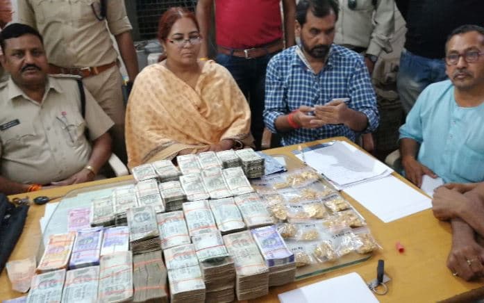 चेकिंग में कार से मिला 40 लाख कैश और 24 लाख का सोना, जांच में जुटी पुलिस