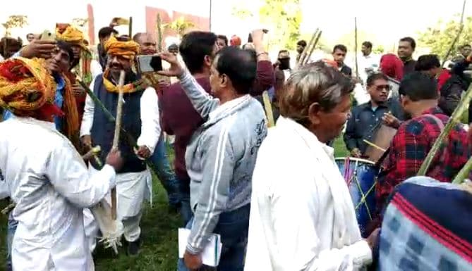 VIDEO : ‘कर्जमाफी’ से किसानों में खुशी की लहर, इस अंदाज में किया कमलनाथ-राहुल का धन्यवाद