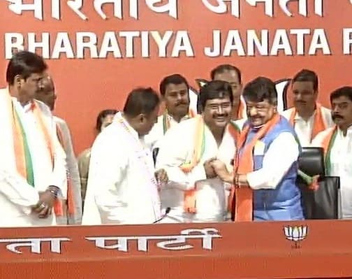 टीएमसी को फिर लगा बड़ा झटका, विधायक समेत कई पार्षद भाजपा में शामिल
