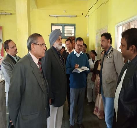 मानव अधिकार आयोग टीम ने स्वास्थ्य केंद्र का किया निरीक्षण