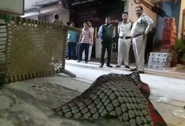 चोर ने की चौकीदार की हत्या, दुकानों के ताले चटकाकर फरार