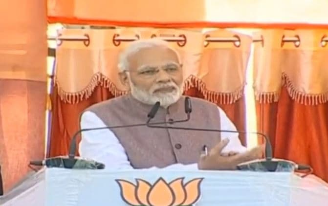 नाथ के गढ़ में गरजे मोदी, बोले- ‘कांग्रेस के नेता कंफ्यूज और पूरी पार्टी फ्यूज हो गयी है’