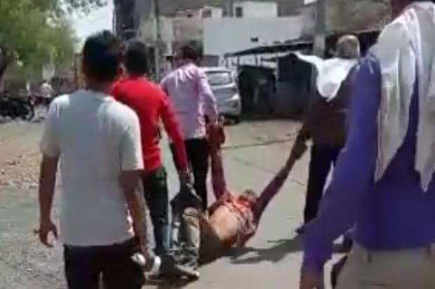 दुकान में चोरी करते पकड़ाए चोर को लोगों ने घसीट-घसीट कर पीटा