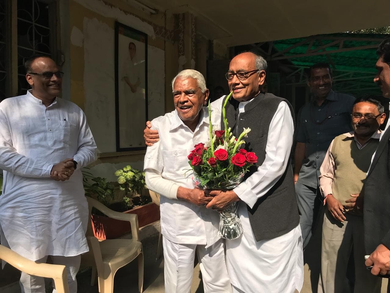 लंच पर मिले MP के दो पूर्व सीएम, गौर ने बताया ‘आंदोलनकारियों की मुलाकात’
