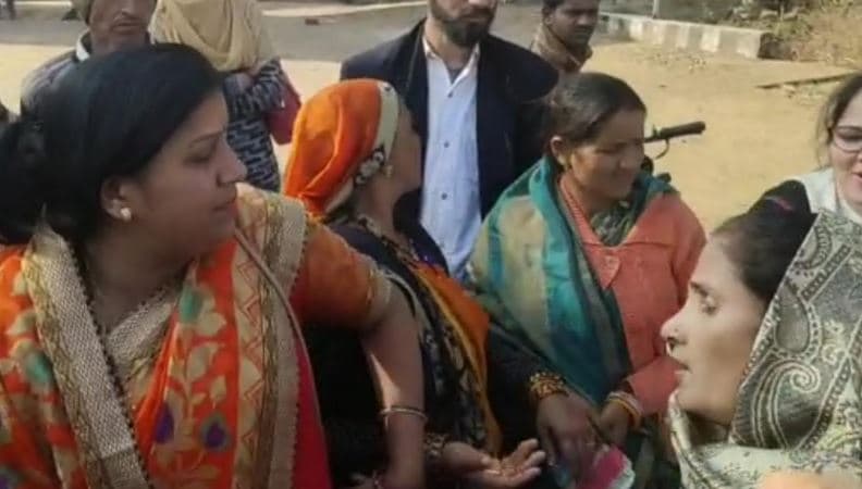 भाजपा नेत्रियों को महंगी पड़ी लड़ाई, एक पार्टी से बाहर, दूसरी को नोटिस