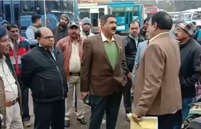 एंटी माफिया अभियान : सड़कों पर अवैध रूप से दौड़ रहीं 26 बस जब्त, 1 करोड़ का टैक्स बकाया