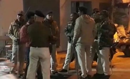 मंदिर में ग्रिल लगाने को लेकर विवाद, आपस में भिड़े दो पक्ष, भारी पुलिस बल तैनात