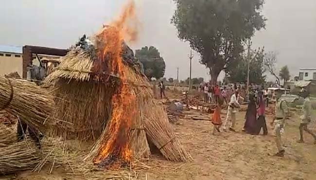 अतिक्रमण हटाने गई टीम से भिड़ी महिला, झोपडी में आग लगाकर कूदी